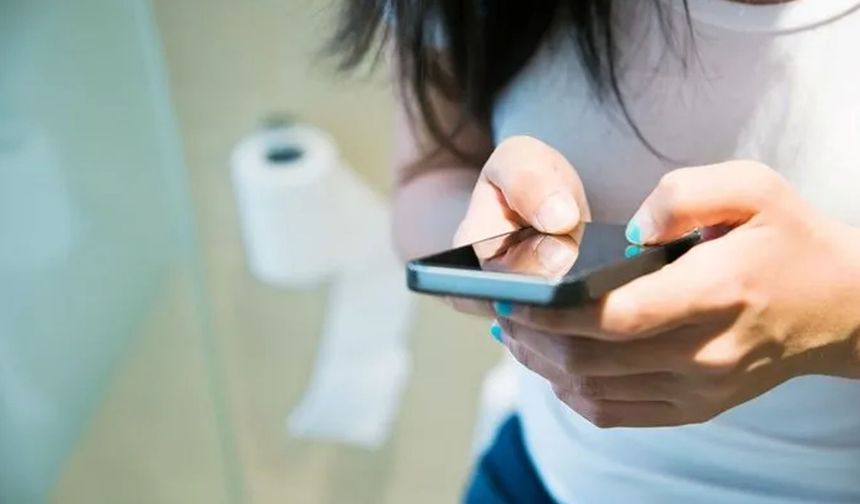 Tuvalette telefonla oynayanlar dikkat! Uzmanlar riske dikkat çekti