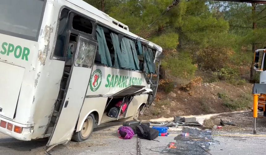 Sakarya'da öğrencileri taşıyan midibüs devrildi! 7'si öğrenci 10 yaralı