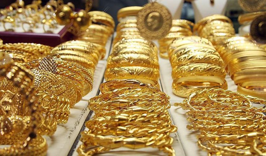 Yurt içinde gram altın fiyatı da altının ons fiyatındaki düşüşü takip etti. Gram fiyatı bu sabah serbest piyasada 3 bin 350 güne başladı. Cumhuriyet altını ise tarihinde ilk kez asgari ücreti geçerek 22 bin 300 liradan değerleniyor.