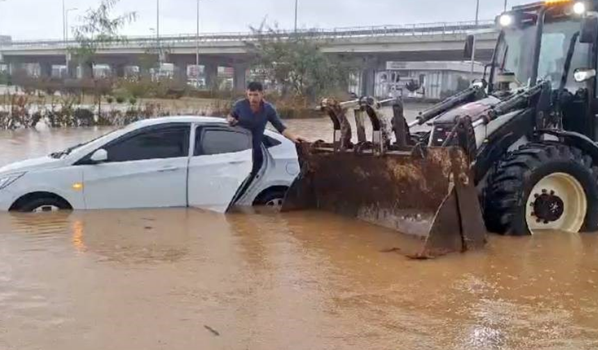 Antalya'yı sağanak vurdu! Ev ve iş yerleri sular altında kaldı