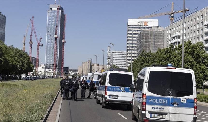 Yılbaşında Berlin'de bıçaklı saldır! 2 kişi yaralandı