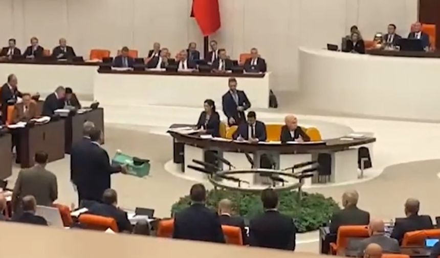 Meclis'te tansiyon yükseldi! CHP'li vekil AKP tabutuyla kürsüye çıkmak istedi Bozdağ izin vermedi