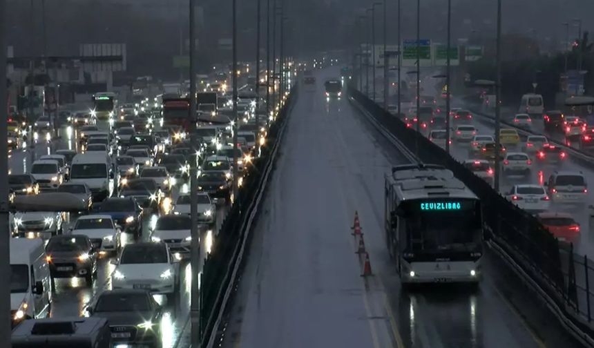 İşten eve gidecekler dikkat! İstanbul'da trafik kilit