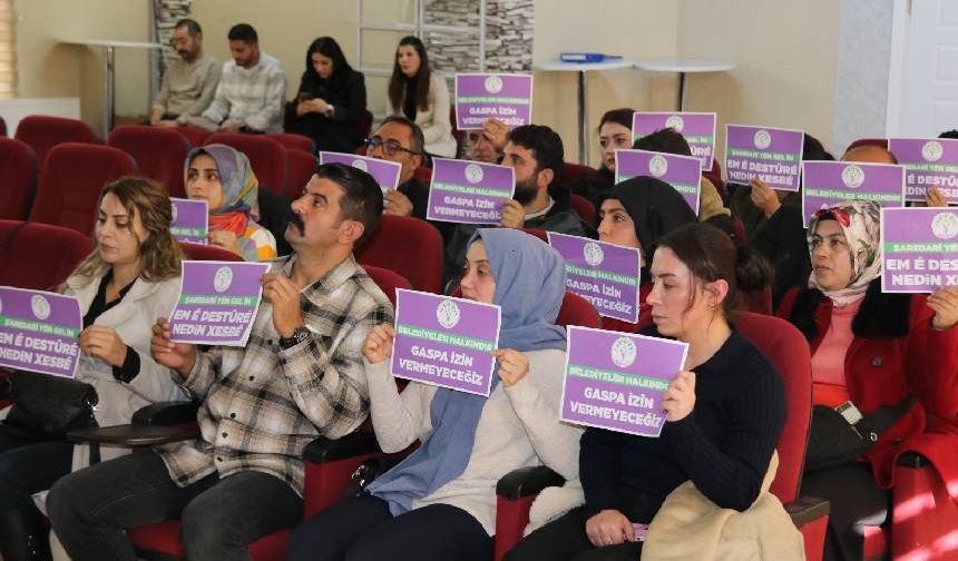 Van Büyükşehir Belediyesi Meclis Toplantısı'nda kayyım protestosu! Pankartlar açıldı