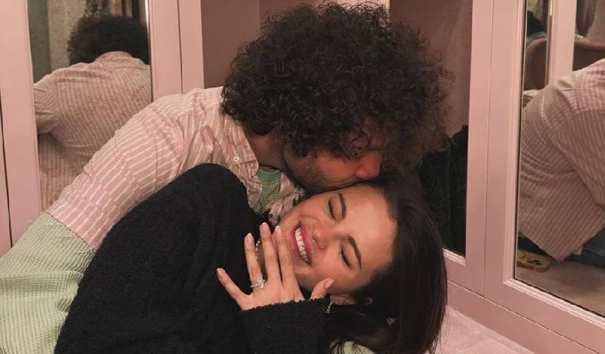 Yer aldığı projeler ve müzik listelerinde zirveye yerleşen şarkılarının yanı sıra özel hayatıyla da adından söz ettiren Selena Gomez evleniyor!

32 yaşındaki Gomez, sevgilisi Benny Blanco ile nişanlandığını sosyal medya hesabında duyurdu.