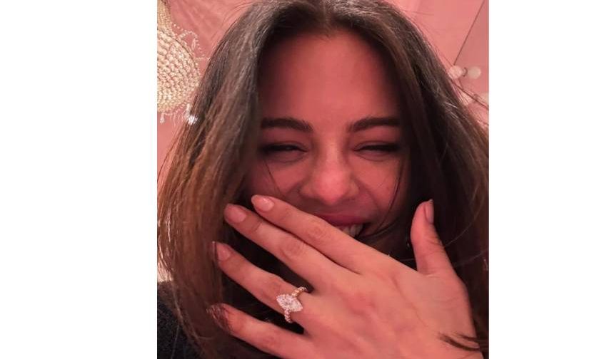 Gomez, 36 yaşındaki yapımcı ile geçtiğimiz yıl aralık ayında aşk yaşamaya başladığını açıklamıştı.

Gomez evlenme teklifi aldığı anları "Sonsuzluk şimdi başlıyor" notuyla paylaştı.
