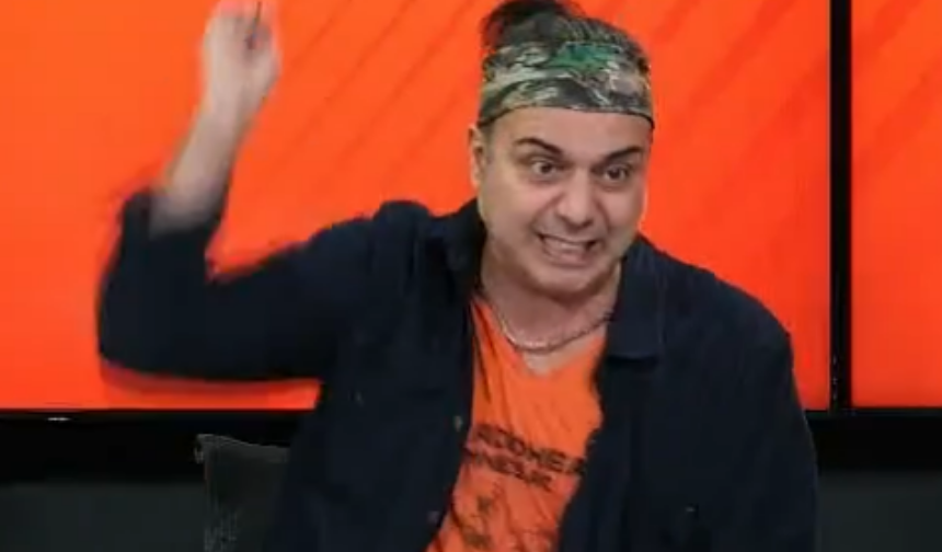 VOLE YouTube kanalında değerlendirmelerde bulunan Ece, sinirden önünde bulunan kitap ve kağıdı yere fırlattı. O anlarda programın bir diğer yorumcusu Abdülkerim Durmaz'ın kendisine bir şey isabet etmemesi için geri çekildiği görüldü.