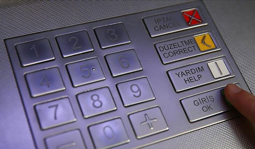 Fast ücreti değişmişti

Mobil bankacılık üzerinden işlem yapanlar en düşük ücretleri ödüyor. Posta'dan Bilal Emin Turan’ın haberine göre, bankacılık ücretleri işlem yapıldığı yere göre farklılık gösteriyor. 7 gün 24 saat para transferi sağlayan Fast’ta günlük limit 100 bin lira oldu. En düşük Fast ücreti ise vergiler dahil 6.39 lira. Daha önce 4.66 liraydı. Fast’ta hafta sonu ve hafta içi ücreti aynı. Ancak, cep telefonundan para göndermekle şubeden aynı işlemi yapmak arasında 4-5 katlık bir fark bulunuyor. Başka banka hesabına 20 bin lirayı Fast’la cep telefonundan transfer ederken 12 lira 80 kuruş öderken, bu tutarın ATM’den yapılması halinde 44 lira 68 kuruş, şubeden gönderirseniz 64 lira ödeme yapılıyor.
