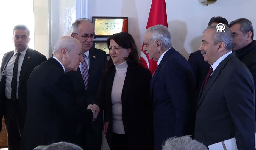 Bahçeli ile Öcalan heyetinin görüşmesi 40 dakika sürdü! Kapıda karşıladı, kapıdan uğurladı