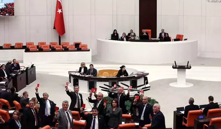 CHP Milletvekilleri AKP'ye Meclis'te kırmızı kart gösterdi