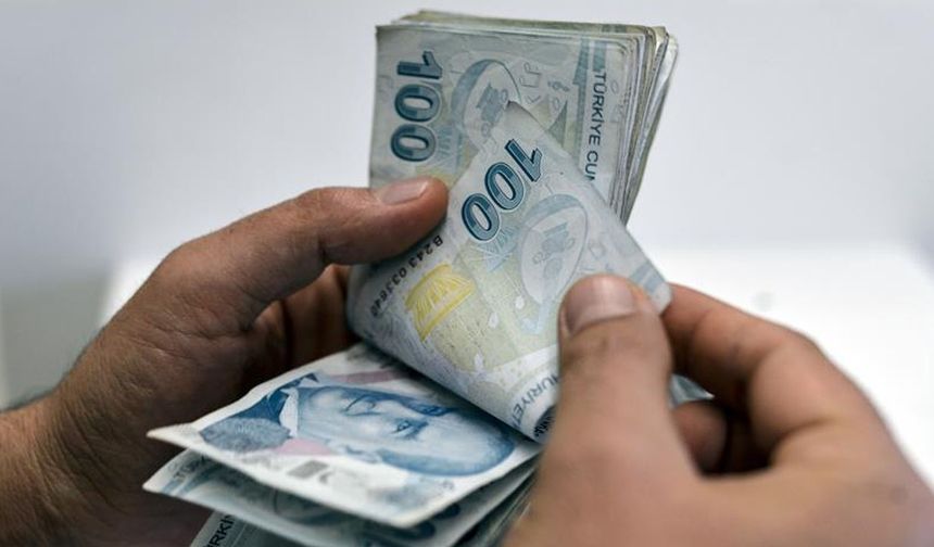 ZAM NASIL BELİRLENECEK?
Maaşları değiştirecek oranları enflasyon belirleyecek. 6 aylık enflasyon oranı SSK ve Bağ-Kur emeklilerinin maaşına direkt yansıtılacak. Memurlar ve memur emeklileri için ise yüzde 5 toplu sözleşme artışına enflasyon farkı eklenecek.