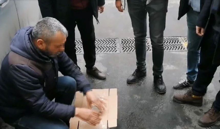 Ankara’da “Bul karayı, al parayı” oynatarak dolandırıcılık yaptıkları belirlenen 9 şüpheli gözaltına alındı.

Ankara Cumhuriyet Başsavcılığı’nın yürüttüğü soruşturma kapsamında, polis ekipleri dolandırıcılara yönelik çalışma başlattı.

Grubu iki ay boyunca izleyen ekipler, vatandaşları oyun oynayarak para kazanma vaadiyle dolandırdıkları iddiasıyla 9 kişiyi yakaladı.