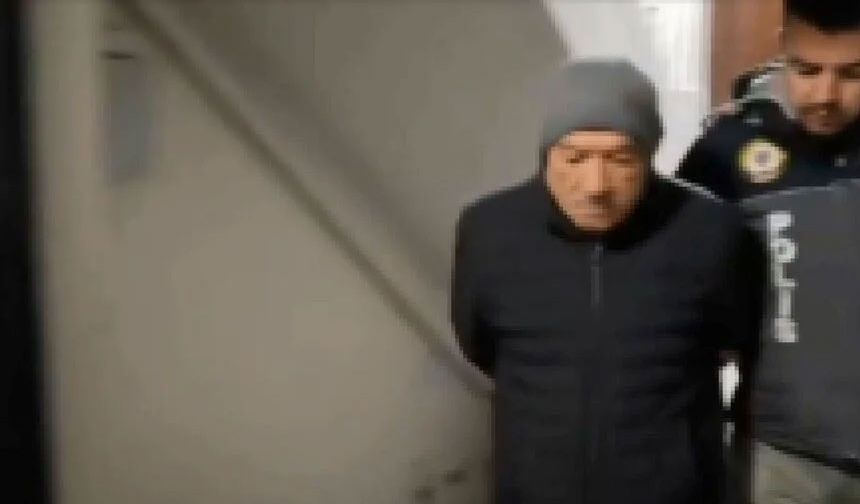 GÖREV DAĞILIMI ORTAYA ÇIKTI 

Emniyetin takibi ve ifadeler doğrultusunda şüphelilerin vatandaşları dolandırırken kendi aralarında görev dağılımı yaptıklarını belirledi. 

Beşerli iki grup şeklinde çalıştıkları ve her gün farklı yerde tezgah açtıkları belirlenen grupta iknacı denilen şüpheli, mağdurları kolundan çekerek oyuna davet ediyor.

Bu sırada oyuncu adı verilen zanlı, dışarıdan gelmiş gibi oynayıp kazanıyor ve mağduru özendiriyor.

Bu sırada kağıtları dağıtan kişi, oyunu oynayan vatandaştan Joker resimli kağıdı bulmasını istiyor ve diğer iki kağıdın boş olduğunu belirtiyor.