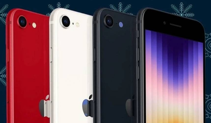 FİYATLARIN ARTMASI BEKLENİYORDU

Dünya genelinde yılda 220 milyonun üzerinde iPhone satan Apple ürünlerinin fiyatının yeni gümrük vergileriyle birlikte artması bekleniyordu.

Rosenblatt Securities’in projeksiyonlarına göre, yüzde 54’lük vergi oranıyla ABD'de 1.599 dolarlık iPhone 16 Pro Max’in fiyatı 2.300 dolara kadar çıkacaktı.

Buna karşın Trump'ın iPhone'ların yurt içinde üretilmesi konusunda ısrarcı olduğu biliniyor.
