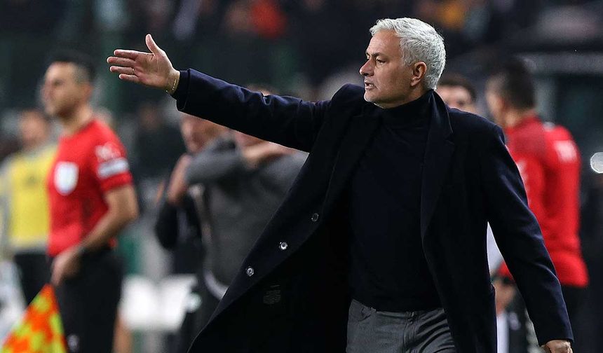 Mourinho, Anderlecht maçı ile ilgili soruya şu yanıtı verdi:

"Ben ilk maçı içerde veya dışarıda oynamanın avantaj olduğunu düşünmüyorum. Deplasman golü kuralı değiştikten sonra aslında 180 dakikalık tek maç oynuyoruz. Yarın için iyi bir sonuç diye bir şey yok. Önemli olan ikinci maç sonrası turu atlayabilmek. İlk maçlarda hep rahat olurum çünkü belirleyici olan ikinci maçtır”