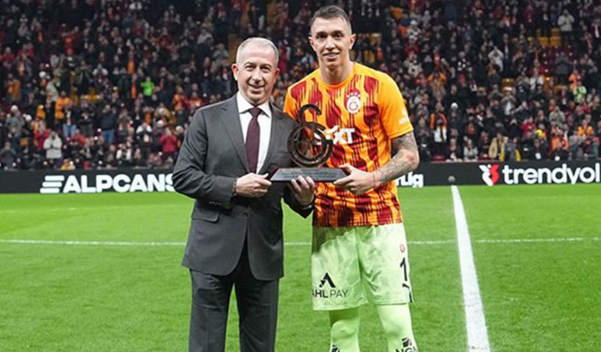 Galatasaray'da Fernando Muslera'nın geleceği hakkındaki spekülasyonlar devam ediyor. 2011'den beri sarı kırmızılı takımın kalesini koruyan Uruguaylı oyuncunun sözleşmesi sezon sonunda sona erecek. 
