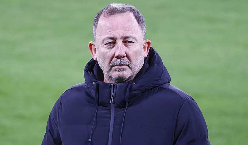 Teknik Direktör ve futbol yorumcusu Sergen Yalçın, Trendyol Süper Lig'de bu hafta oynanan Kasımpaşa-Galatasaray ve Fenerbahçe-Antalyaspor maçlarının ardından EKOL TV'de değerlendirmelerde bulundu. Fenerbahçe'nin şampiyonluk ihtimali ile ilgili konuşan Yalçın, "Fenerbahçe kalan bütün maçlarını kazanırsa yüzde 99 şampiyon olur. Galatasaray'ın oyununu görünce, Galatasaray'ın maçları zor" ifadelerini kullandı. 

