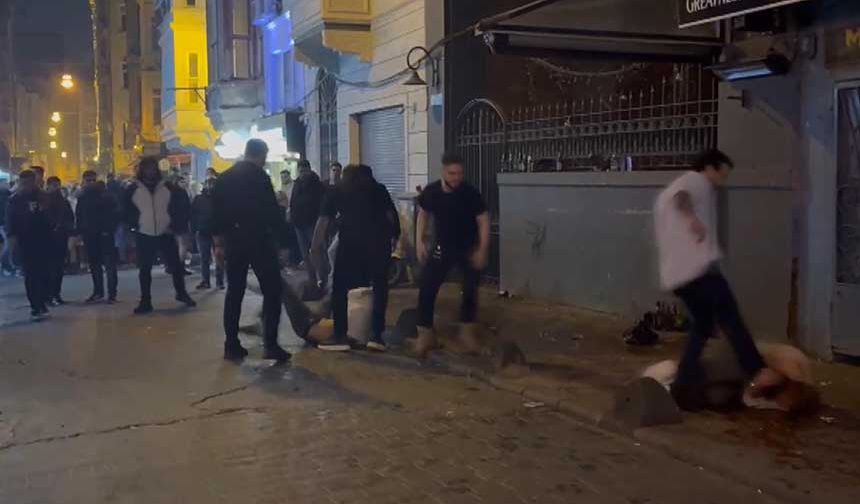 Taksim'de yine kavga! Tekmeler yumruklar havada uçuştu