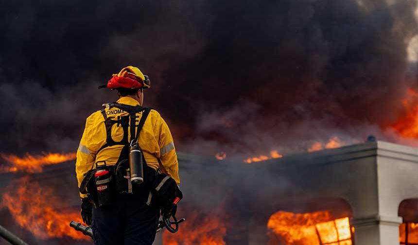 ABD’nin California eyaletinde yer alan Los Angeles yakınlarındaki Pacific Palisades bölgesinde çıkan orman yangınında 5 kişi hayatını kaybetti. Bölgede çok sayıda evin hasar gördüğü ve 80 bin kişi için tahliye emri verildiği kaydedildi.