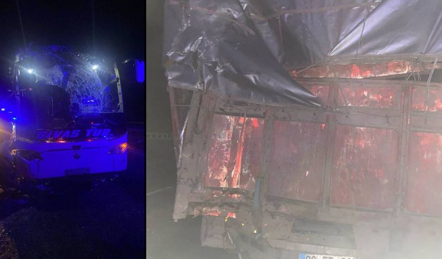 Yozgat'ta yolcu otobüsü tıra çarptı! 1 ölü