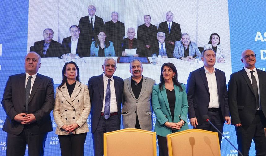 MHP Genel Başkanı Devlet Bahçeli'nin "terör eylemlerine son vererek lağvedilmesi" çağrısı yaptığı PKK'nın lideri Abdullah Öcalan, beklenen çağrıyı yaparak, PKK'nın kendini feshetmesi ve tüm grupların silahları bırakması gerektiğini açıkladı. İşte tarihi çağrı gazete manşetlerinde böyle yer buldu…
