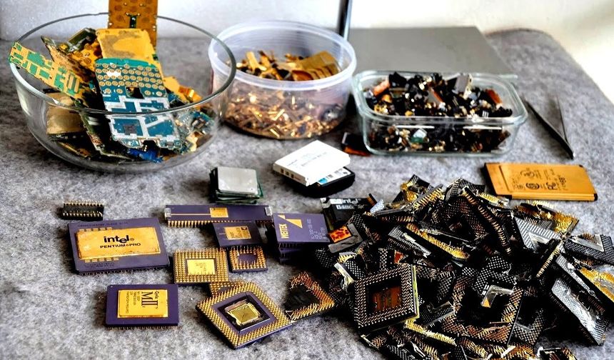 İsviçre'deki araştırmalar, elektronik atıklardan altın elde etmede yeni bir yöntemi ortaya koydu. HuffPost'un haberinde yer alan bilgiler doğrultusunda ETH Zürih'teki araştırmacılar, geliştirdikleri yöntem ile birlikte elektronik atıkların altın madeni gibi değerli materler çıkarabileceği bir kaynak oluşturmayı başardı.
