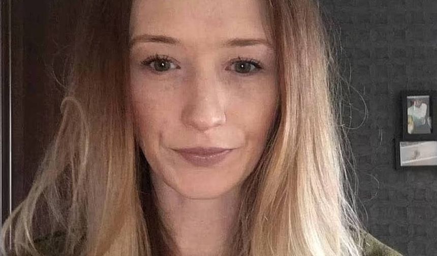 Kayropraktörler tarafından kendisine "servikal faset eklem sendromu" teşhisi konulan Kowalczyk'e, boynuna yönelik "ayarlamalar ve manipülasyonlar" yapılması önerildi ve genç kadın bu tedaviye onay verdi. Ancak tedavi öncesinde doktorunun bilgisi olmasına rağmen kayropraktör herhangi bir tıbbi kayıt talep etmedi.
Sonraki haftalarda Kowalczyk, adı açıklanmayan bir klinikte dört seans kayropraktik tedavi gördü.

16 Ekim’de gerçekleşen son seansta, kayropraktörün boynunun sol tarafına yaptığı müdahale sonrası genç kadın aniden baş dönmesi ve şiddetli mide bulantısı yaşadı. Çift görme, sağ el ve ayakta karıncalanma, konuşma güçlüğü ve kusma gibi belirtiler gösterdi. Saatlerce klinikte dinlenen Kowalczyk, kayropraktörler tarafından hastaneye gitmesi konusunda uyarıldı ancak bunu reddetti.
