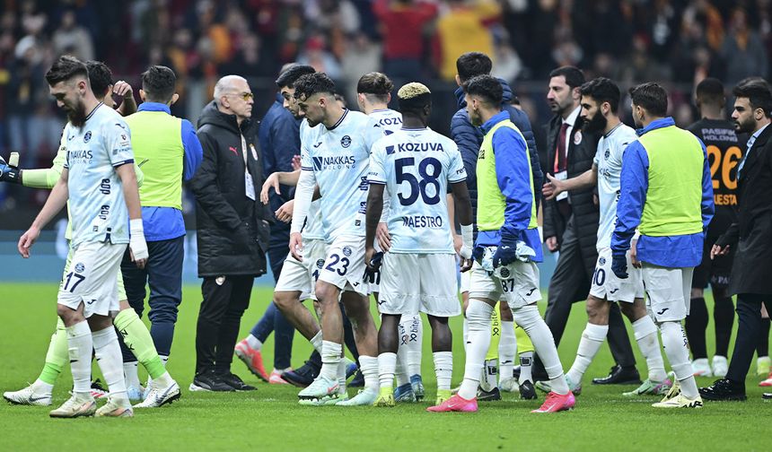 Trendyol Süper Lig'de dün Galatasaray, sahasında Adana Demirspor'u ağırladı. Sarı kırmızılı ekip maçın ilk yarısında Mertens'in yerde kaldığı bir pozisyonda penaltı kazanırken, topun başına geçen Morata takımını 1-0 öne geçirdi. Pozisyon tartışmalara yol açarken, Adana Demirspor, kararı protesto etmek amacıyla sahadan çekildi. 

Britanya kamu yayıncısı BBC, Adana Demirspor Kulübü Başkanı Murat Sancak ve Galatasaray Teknik Direktörü Okan Buruk’un açıklamalarına yer verdiği haberinde, “Hakem kararları ve taraflılık suçlamaları Türkiye’nin en üst düzey liginde uzun süredir bir tartışma konusu. Bu sebeple karşılaşmalarda diğer liglerden yabancı VAR hakemleri görevlendirilmeye başlandı” yazdı. Dün akşam yarım kalan karşılaşmada da Danimarka Futbol Federasyonu'ndan Jakob Alexander Sundberg VAR hakemi olarak görev yapıyordu.