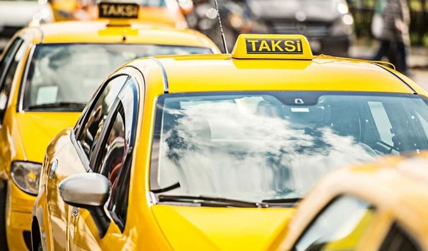 Sabah'ın haberine göre; İçişleri Bakanlığı tarafından 29 Kasım 2024’te Resmi Gazete’de yayımlanan Karayolları Trafik Yönetmeliği değişikliği ile ülke genelindeki 120 bin taksiye araç içi kamera takılması zorunluluğu getirildi. Yeni düzenlemeyle birlikte, güvenlik standartları yükseltilirken, yaşanabilecek olumsuz olayların önüne geçilmesi ve suç tespitlerinde kamera kayıtlarının delil olarak kullanılabilmesi amaçlanıyor.

