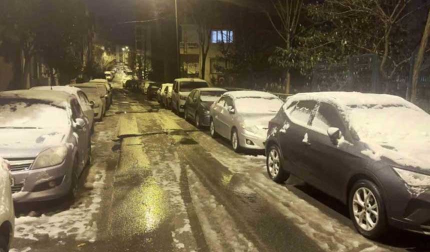 Donmuş camları temizlemeye çalışan araç sahiplerinin, buzları kazımak için uzun uğraş verdiği görüldü.

