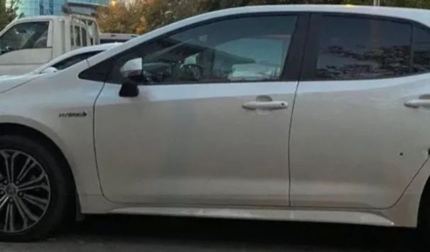 Şüpheliler, saldırının ardından hızla bölgeden uzaklaştı. Korku dolu anlar yaşayan Işıl Gülümser, soluğu karakolda aldı. Yeşilköy'de Polis Merkezi'ne giden Gülümser yaşadıklarını anlattı. Araçta yapılan incelemede bir kurşun çekirdeğine ulaşıldı.


