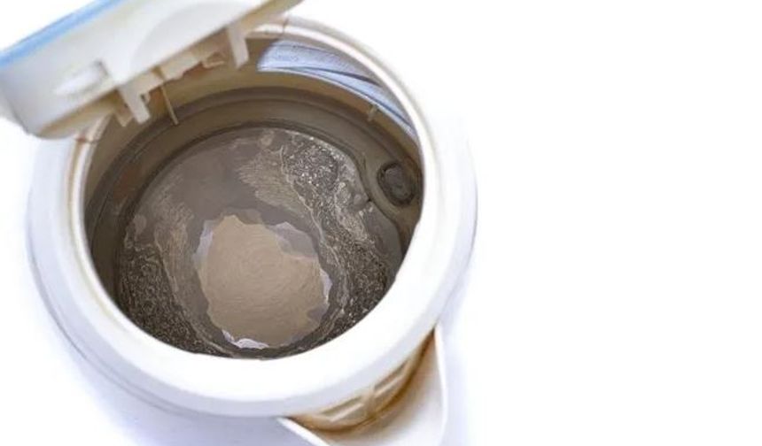 Su ısıtıcınızdaki kireç, sert su buharlaştıktan sonra kalan kalsiyum ve magnezyum ile birleşerek kötü bir görüntüye neden olabilir. Kireç birikintisinin içerisinde kaynayan su, kullanacağınız içeceklerin tadını da olumsuz etkiler.

Kireç oluşumunun temel nedeni yüksek oranda mineral barındıran sert suların buharlaşma sonrası yüzeyde beyaz ve kabuklu bir tabaka olan kalsiyum ve magnezyum tortuları bırakmasıdır.

