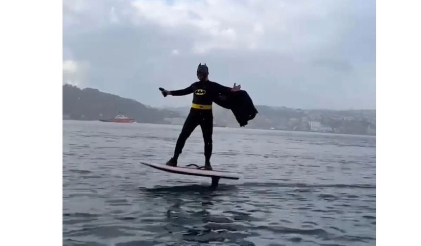 Beşiktaş Bebek sahilinde bir kişi, Batman kıyafetiyle sörf yapan bir kişiyi cep telefonuyla kayda almaya başladı. Rıhtımdakilerin de sörf yapan Batman'i cep telefonu kamerasına kaydettiği görüldü.