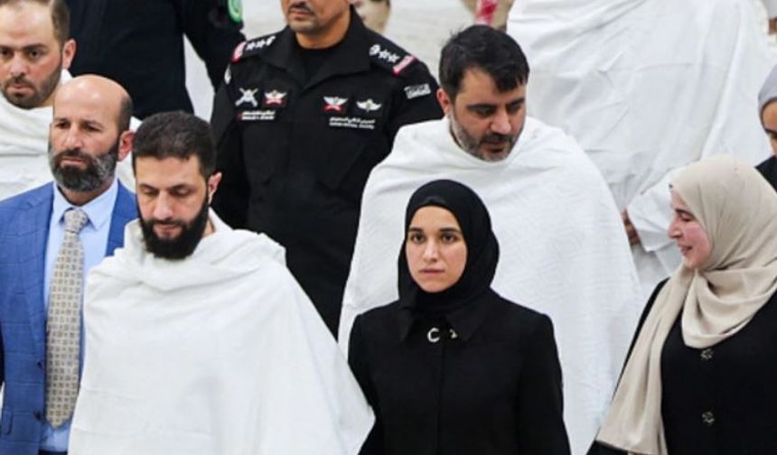 Suriye'de geçiş hükumetinin Cumhurbaşkanı olan Ahmed Eş Şara, diplomatik görüşmelerini sürdürüyor. Şara'nın eşi Latife El Durubi de, bu ziyaretlerde eşini yalnız bırakmıyor.