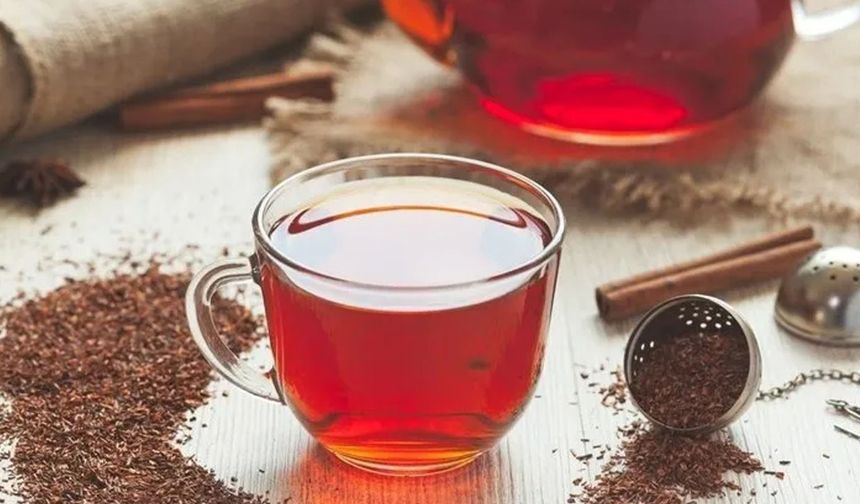KIRMIZI ÇAY

Kırmızı çay, özellikle antioksidanlar bakımından zengin olan ve sağlık için pek çok fayda sunan bir içecektir. Güney Afrika kökenli olan bu çay, özellikle Rooibos adıyla da bilinir. İçeriğindeki flavonoidler ve mineraller sayesinde bağışıklık sistemini güçlendirir, stresi azaltır ve cilt sağlığını iyileştirir. Kırmızı çay, aynı zamanda sindirim sistemi üzerinde olumlu etkiler yaratır, metabolizmayı hızlandırır ve vücudu toksinlerden arındırmaya yardımcı olur. İçeriğindeki kafeinsiz özellik sayesinde rahatlatıcı bir etki yaparak, gece uyku düzenini bozmaz.