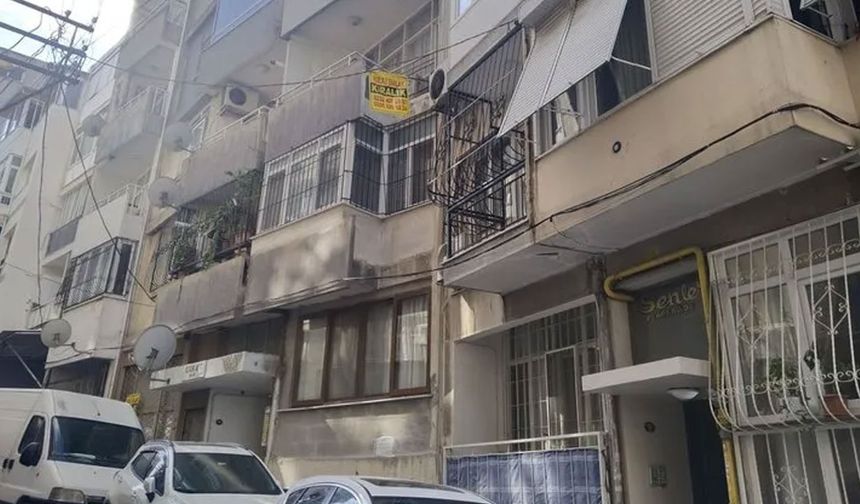 Sabah'ın haberine göre, Çoğulu'nun 23 yıldır yalnız yaşadığı öğrenildi. Çoğulu'ya ulaşamayan üvey oğlu R.Ç., durumu polise bildirdi.

Kapıyı çilingire açtıran polis ekipleri, girdikleri çöp yığını içerisindeki dairede yaptığı incelemede yatak odasındaki yatakta, üzerindeki kıyafeti kısmen çürümüş olan Gülşen Çoğulu'nun kemikleriyle karşılaştı.