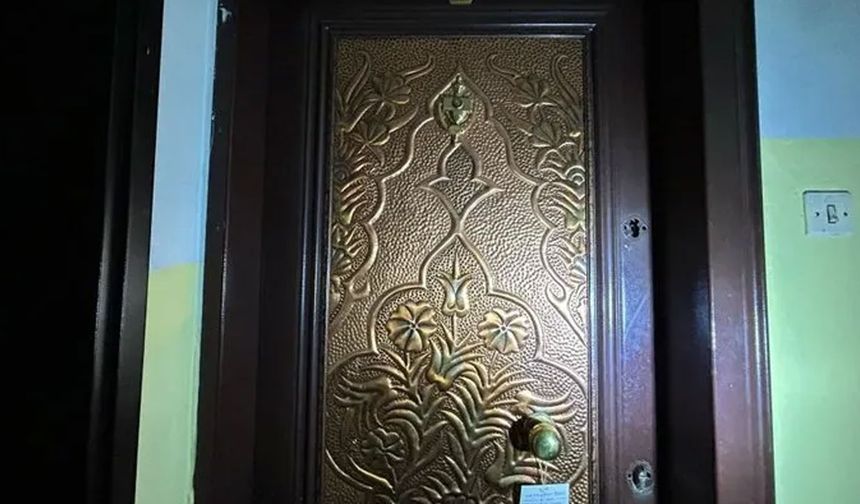 SADECE KEMİKLER KALMIŞ

Olay yeri inceleme ekiplerinin yaptığı çalışmada, Çoğulu'nun uzun süre önce hayatını kaybettiği ve cesedinden sadece kemikler kaldığını tespit edildi.