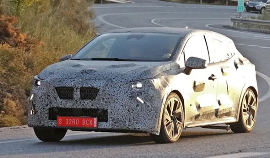 "İşte Bursalı yeni Clio!

Renault'un Avrupa'da en çok satan modeli olan ve Bursa'da üretilen Clio, 2026 yılında 6.nesliyle karşımızda olacak. 

-Yine sadece benzin ve hibrit-

35 yıl önce piyasaya sürülen ve altıncı nesline geçmeye hazırlanan Clio, Renault’nun üç büyük ikonik modelinden biri olarak konumlanıyor

İngiliz 
@AutoExpress
 dergisi hem yeni Clio'nun kamuflajlı fotoğralarından hem de Renault Grubu tasarım direktörü Laurens van den Acker'in özel açıklamalarından yola çıkarak özel görseller hazırlamış. 

Acker'in de açıkladığı gibi yeni Renault Clio, markanın yeni kıvrımlı “Latin” tasarım anlayışını benimseyerek, süpermini sınıfındaki sportif ve ikonik statüsünü güçlendirmeyi hedefliyor. 

Renault'nun Clio’yu küçük sınıf otomobil satışlarında zirvede tutmak için bu tasarım değişimini yaptığı söyleniyor. 

Ama elektrikli olarak geri dönen ikonik modelleri Renault5 ve Renault4'ten farklı olarak 6. nesil Clio benzinli ve hibrit seçeneklere bağlı kalacak. 

Renault Grubu Tasarım Şefi, “Bu strateji müşteriler için çok net bir çift seçenek sunmamızı sağlıyor ve iki modelin birbirinin satışlarını etkilemesini önlüyor. %100 elektrikli bir Renault 5 ve Clio yapmak mantıklı olmazdı. Birbirine rakip modeller yaratmaktan kaçınmak istiyoruz" dedi. 

Not: Clio en son 2023 yılında makyajlanmıştı."
