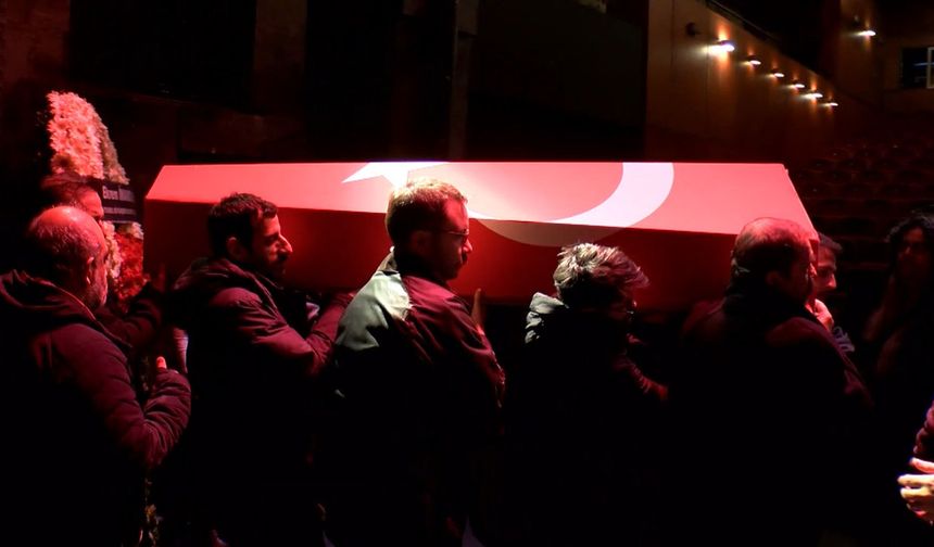 Emin Gümüşkaya, tedavi gördüğü hastanede 77 yaşında yaşamını yitirdi. Akciğer yetmezliği nedeniyle yaşamını yitiren oyuncu için bugün Üsküdar'daki Devlet Tiyatroları Tekel Sahnesi'nde tören düzenlendi.
