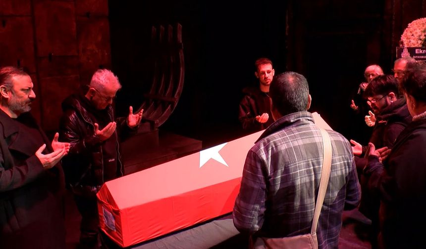 Törene oyuncu Zafer Algöz ve Gümüşkaya'nın şehir tiyatrolarından oyuncu arkadaşları katıldı. Az sayıda kişinin yer aldığı törenin ardından Emin Gümüşkaya'nın cenazesi, yarın Bursa'da yapılacak tören ve ardından kılınacak cenaze namazı için alkışlarla memleketine uğurlandı.