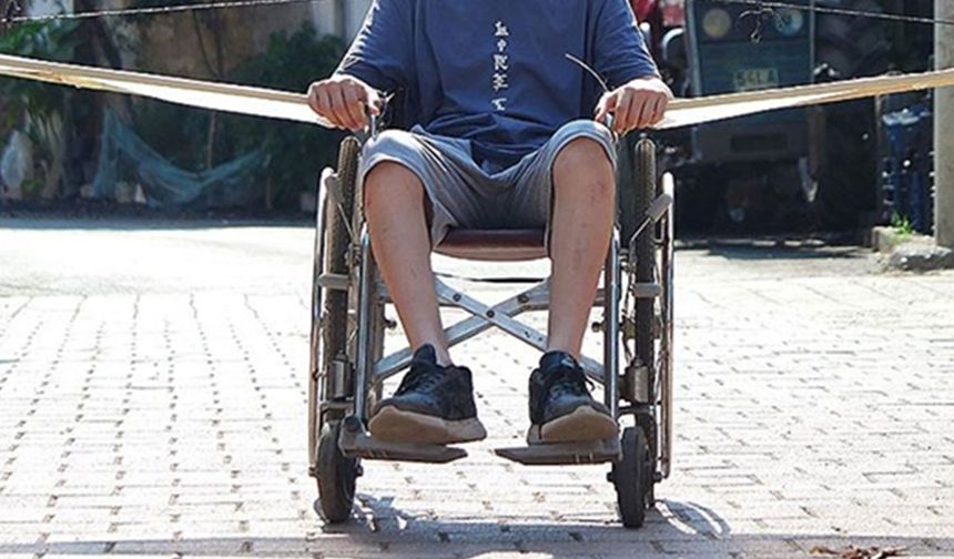 Özgür Erdursun, Dünya Gazetesi'nde 10 Şubat Pazartesi günü, 'Engelli emekliliğinde ne değişti' başlığında bir yazı yazdı. Erdursun, söz konusu yazıda şu ifadeleri kullandı: 