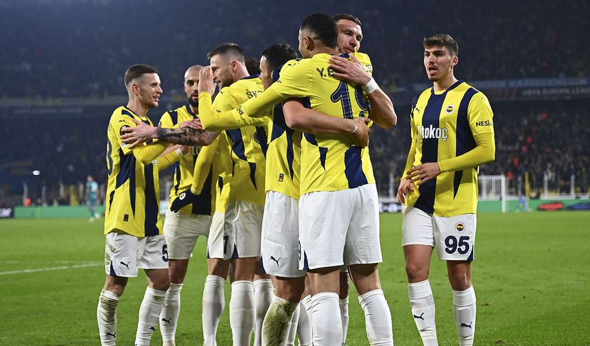 Fenerbahçe ise Sivasspor'u deplasmanda 3-1 mağlup etti. Sarı lacivertliler de bu sonuçla puanını 71'e yükseltti. 