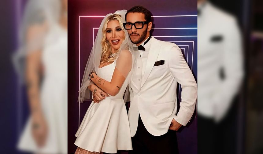 "Seni, her gece son geceymiş gibi seveceğim" sözleriyle dikkat çeken Derici, paylaştığı aşk dolu fotoğraflarla beğeni yağmuruna tutuldu.

Aşklarını ilan eden çift, menajer Özgür Aras'ın doğum günü partisine gelinlik ve damatlıkla katıldı. Çiftin gelinlik ve damatlık giydiği görüntüler ise sosyal medyada olay oldu.
