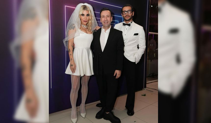 Aşk hayatıyla sık sık gündem olan Derici, aşkını açıkça ilan etti. Ünlü şarkıcı, yeni sevgilisi Melih Kunukcu ile verdiği pozları sosyal medya hesabında yayınladı.