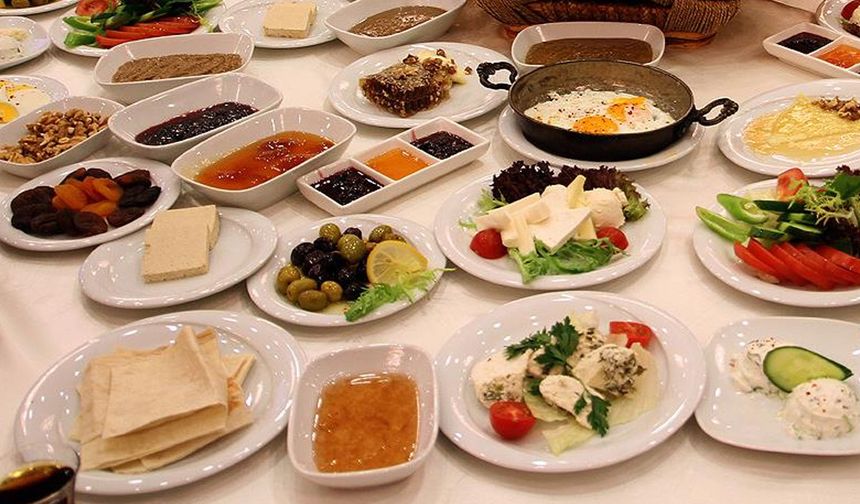 Kahvaltı sofralarının olmazsa olmazı peynir ve sucuk da listelerde yer aldı. 