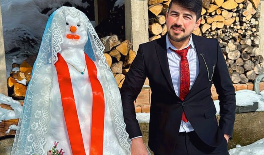 Yoğun kar yağışının etkili olduğu Çanakçı ilçesindeki Kuşköy köyünde yaşayan Osman Karadeniz, evinin çevresinde biriken karla, kardan gelin yaptı. 