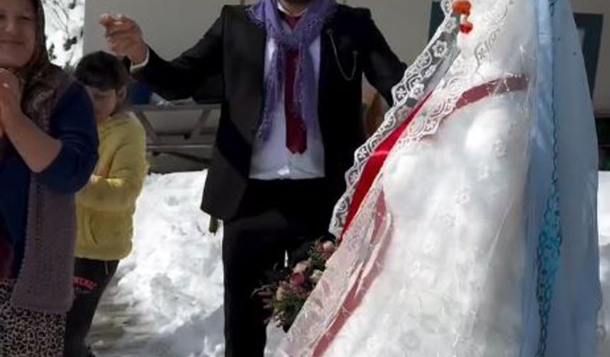 Karadeniz, 'Münire' adını verdiği kardan gelin için ailesiyle temsili düğün organize etti. 
