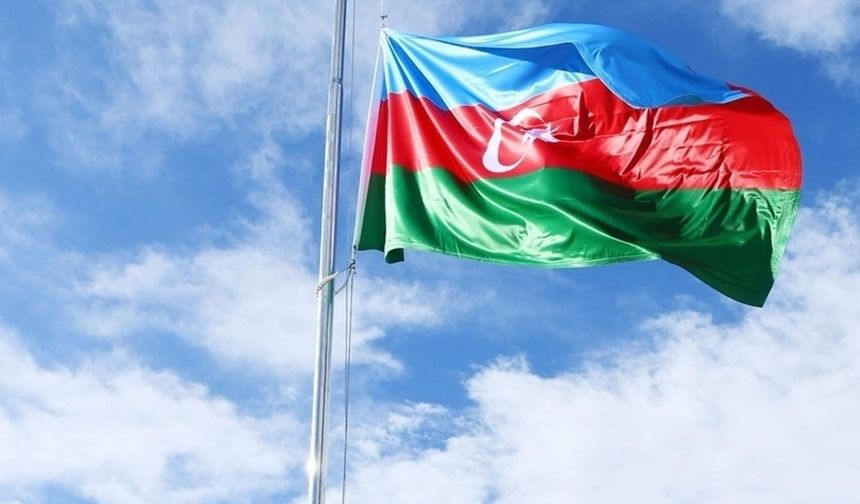 AZERBAYCAN

3 Haziran 2020 tarihli Resmi Gazete’de yayımlanan  bildiriyle Türkiye ile olan vize uygulaması kaldırılan Azerbaycan'a vize almadan, pasaport göstermeden sadece yeni tip fotoğraflı ve çipli kimlik belgenizle seyahat edebilirsiniz. Bu vize muafiyetine bağlı olarak iki ülke vatandaşları 90 günü aşmamak kaydıyla pasaportsuz giriş-çıkış yapabilirler. 90 günü aşan durumlarda ise ikamet izni başvurusu zorunludur.
