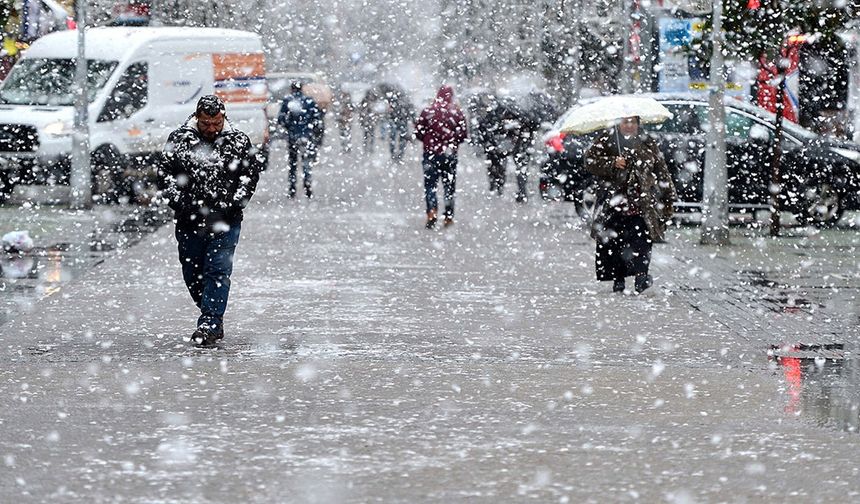 Meteoroloji, İç Anadolu'nun doğusu ve Doğu Karadeniz için kuvvetli yağış ve yoğun kar yağışı uyarısı yaptı.

Kurumdan yapılan son açıklamaya göre, İç Anadolu'nun doğusunda, yarın öğle saatlerinden itibaren Niğde, Kayseri ve Sivas çevrelerinde yerel kuvvetli olacak yağışların, gece karla karışık yağmur ve kar, perşembe günü sabah saatlerine kadar yer yer kuvvetli kar yağışı şeklinde olması bekleniyor.