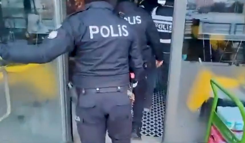 İçişleri Bakanı Ali Yerlikaya, bir döner restoran zinciri üzerinden FETÖ’ye finansman sağladığı aralarında kamu personelinin de (10 şüpheli)  belirlenen 353 şüphelinin yakalandığını bildirdi. Söz konusu döner zincirinin, Maydonoz Döner olduğu ortaya çıktı.
